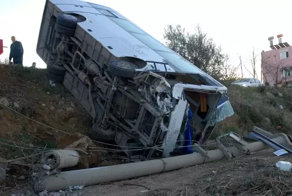 Antalya'da Otel Personelini Taşıyan Midibüs Devrildi: 6 Yaralı