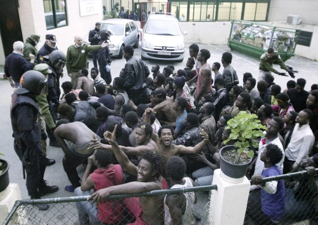 Sınır Tellerini Aşan 500 Afrikalı, İspanya Topraklarına Geçti