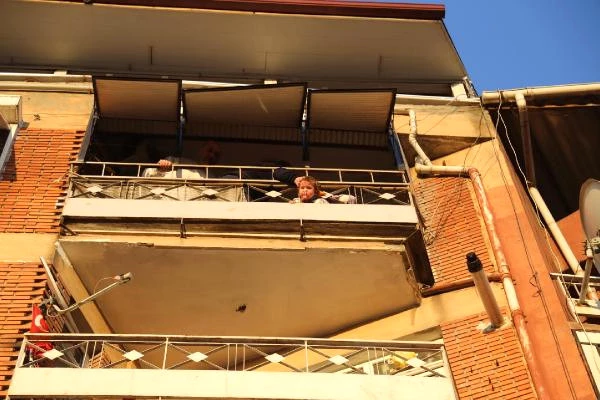 Başı Balkon Demirlerine Sıkışan Çocuğu İtfaiye Kurtardı