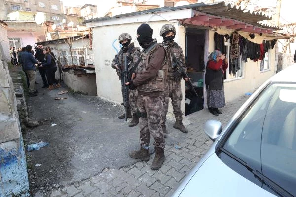 Özel Harekat Polisi Beyoğlu ve Şişli'de Uyuşturucu Avına Çıktı