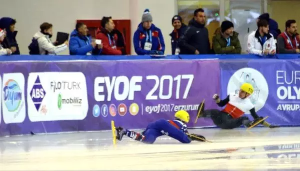 Erzurum'da Rus Patenci, Çarptığı Koruma Minderine Gömüldü