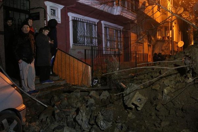 Şişli'de Sokağın İstinat Duvarı Çöktü