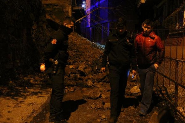 Şişli'de Sokağın İstinat Duvarı Çöktü