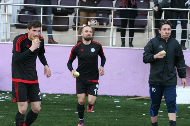 Güzelordusporlu Futbolcular, Amasyaspor'u Yendikten Sonra Amasya Elması Yedi