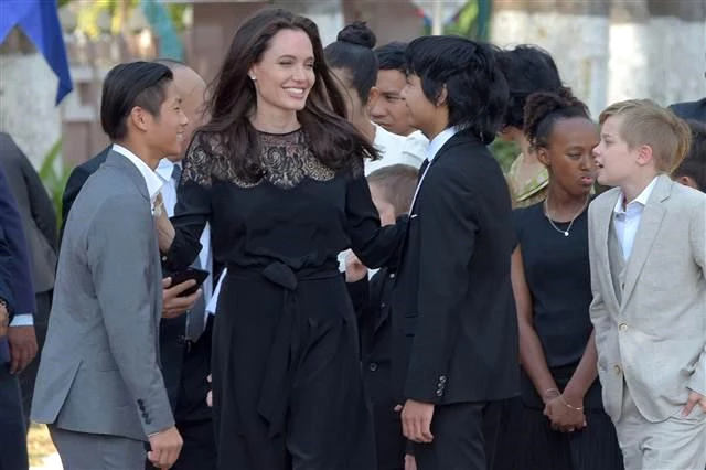 Angelina Jolie'nin Kızı Shiloh'un Erkek Gibi Giyinmesi Dikkat Çekti
