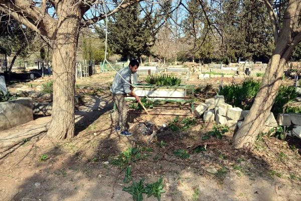 Adanalı Fırıncı, Kimsesizler Mezarlığının Gönüllü Olarak Bakımını Yapıyor