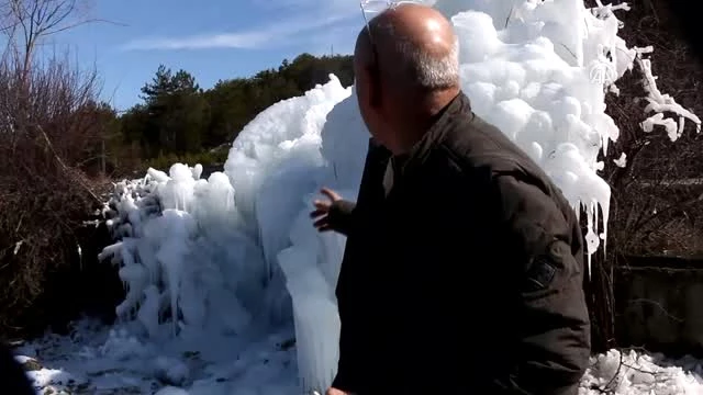 Mudurnu'da Patlayan Su Şebekesi Buz Kütlesi Oluşturdu