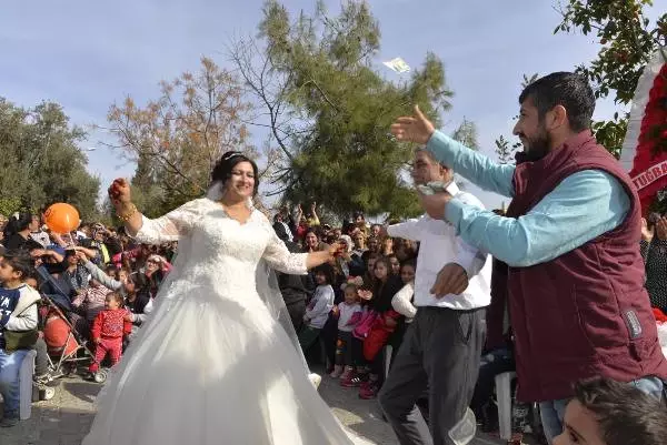 28 Yıl Sonra Düğün Yapan Çift, Çocukları ve Torunlarıyla Eğlendi