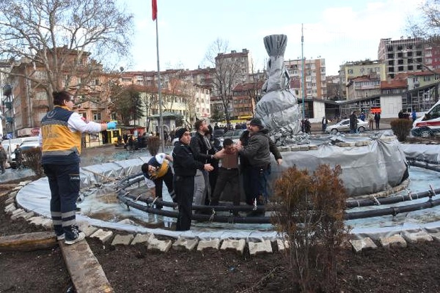 Usturayla Valiliği Karıştıran Şahıs, Bu Kez Bıçakla İntihara Kalkıştı!