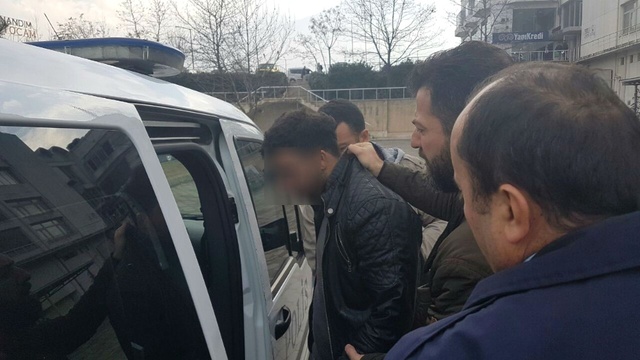 Yangın Merdiveninde İntihara Kalkışan Genç Adam, Güçlükle İkna Edildi
