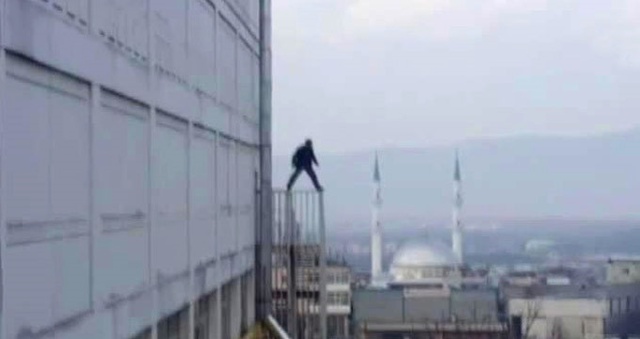 Yangın Merdiveninde İntihara Kalkışan Genç Adam, Güçlükle İkna Edildi