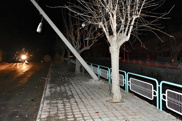 Otomobil Direğe Çarptı, İlçe Elektriksiz Kaldı