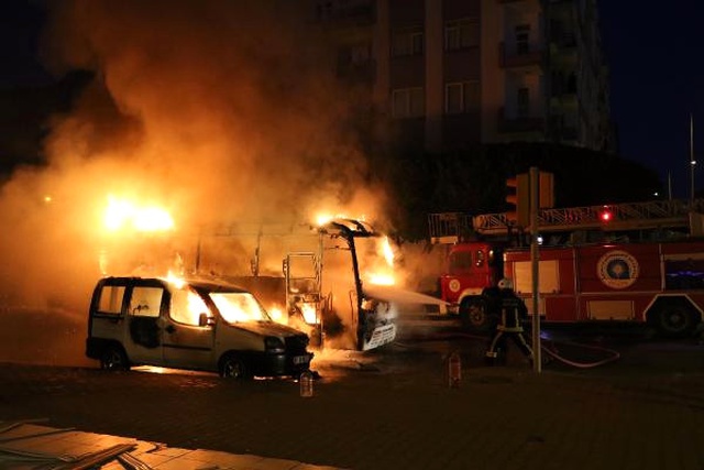 Işıkta Bekleyen Midibüste Başlayan Yangın, Park Halindeki Araca Sıçradı
