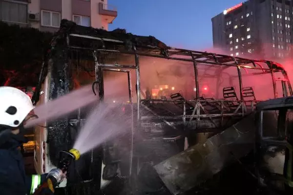 Işıkta Bekleyen Midibüste Başlayan Yangın, Park Halindeki Araca Sıçradı