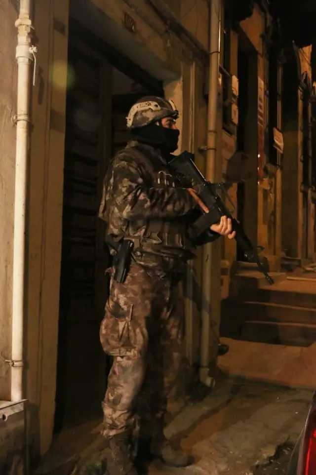 İstanbul Polisi Beyoğlu Sokaklarında Didik Didik Uyuşturucu Aradı