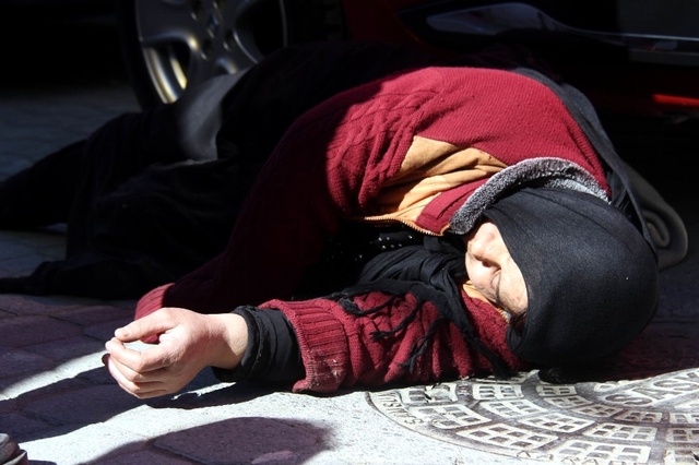 Dilenci Önce Kaçtı Sonra Bayılma Numarası Yaptı