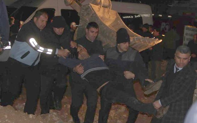 Yıkıma Engel Olmak İsteyen Şoförler, İş Makinelerinin Önüne Yattı