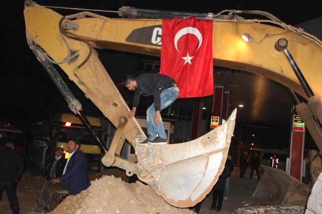 Yıkıma Engel Olmak İsteyen Şoförler, İş Makinelerinin Önüne Yattı