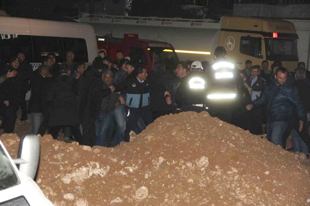 Yıkıma Engel Olmak İsteyen Şoförler, İş Makinelerinin Önüne Yattı