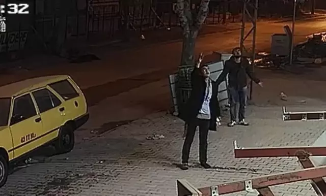 Birlikte İçtikleri Yaşlı Adamı Defalarca Bıçaklayıp Tekmelediler! O Anlar Kamerada