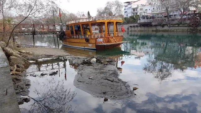 Manavgat Irmağında Su Seviyesi Azaldı, Tekneler Karaya Oturdu