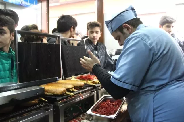 Yoğun İlgiyle Karşılaşan Tostçu Erol, Artık Randevu Usulü Tost Satacak