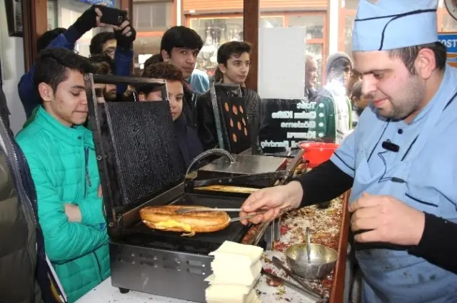 Yoğun İlgiyle Karşılaşan Tostçu Erol, Artık Randevu Usulü Tost Satacak