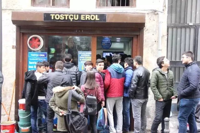 Yoğun İlgiyle Karşılaşan Tostçu Erol, Artık Randevu Usulü Tost Satacak