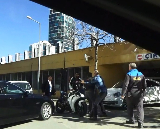 Bursa'da Trafikteki Sürücüler Tekme Tokat Birbirine Girdi