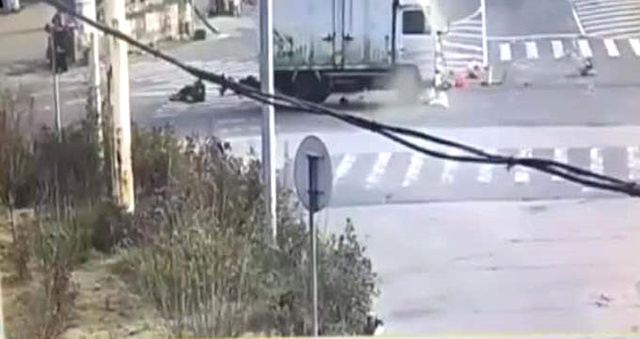 Çin'de Triportör ile Kamyon Çarpıştı, Kazazedeler Havaya Savruldu