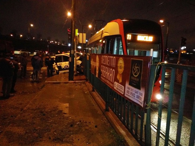 Zeytinburnu'nda Tramvay ile Polis Aracı Çarpıştı