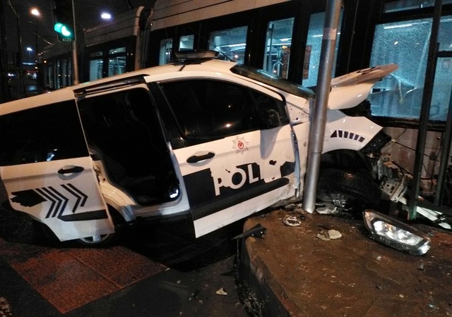 Zeytinburnu'nda Tramvay ile Polis Aracı Çarpıştı