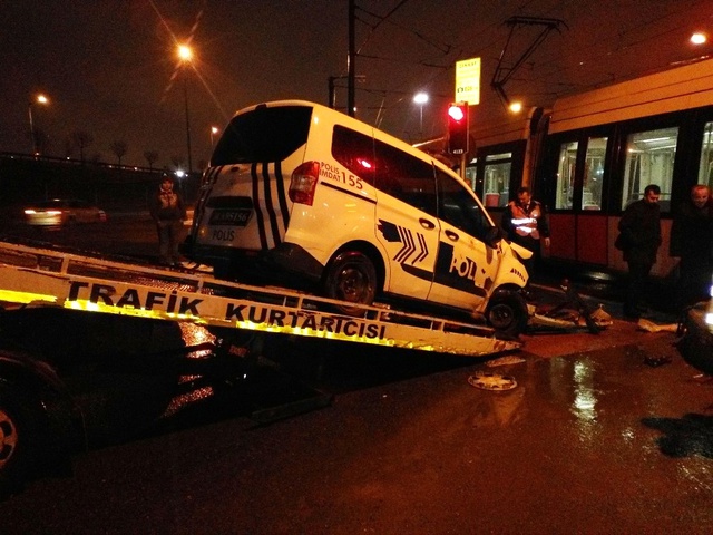Zeytinburnu'nda Tramvay ile Polis Aracı Çarpıştı