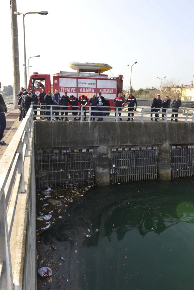 Nehirde Ceset Bulundu, Vatandaşlar İzlemeye Koştu