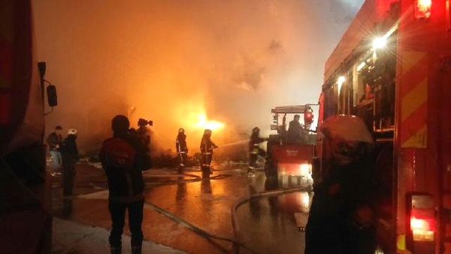 İstanbul'da Ambalaj Atığı Aktarma Tesileri'nde Korkutan Yangın!