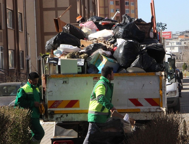 Belediye Ekipleri, İhbar Üzerine Gittikleri Evden 15 Ton Çöp Çıkardı