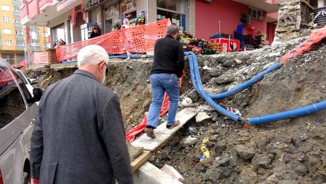 Evlerine Girip Çıkmakta Zorlanan Apartman Sakinlerinden Afişli Tepki