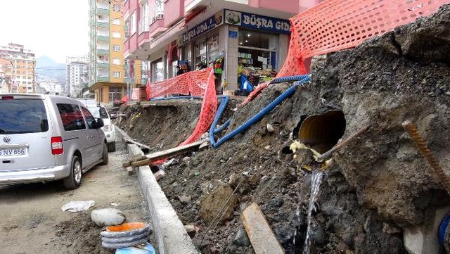 Evlerine Girip Çıkmakta Zorlanan Apartman Sakinlerinden Afişli Tepki