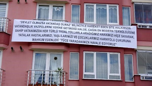 Evlerine Girip Çıkmakta Zorlanan Apartman Sakinlerinden Afişli Tepki