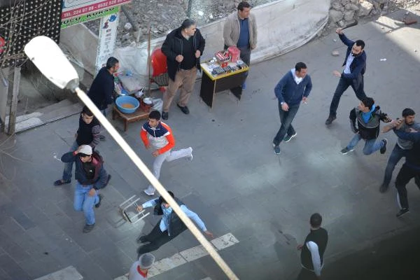 Diyarbakır'da İki Grup Arasında Pitbull Köpekli, Taşlı ve Sopalı Kavga