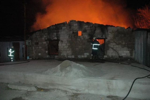 İş Yeri Sahibinin Eşi, İş Yerlerinin Yanışını Gözyaşları İçinde İzledi