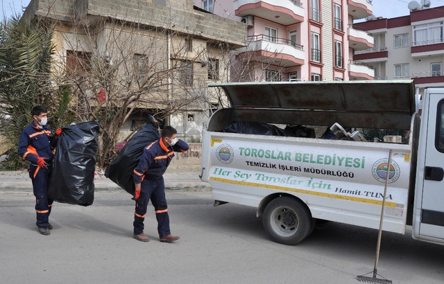Mersin'de Evden 4 Kamyon Çöp Çıktı