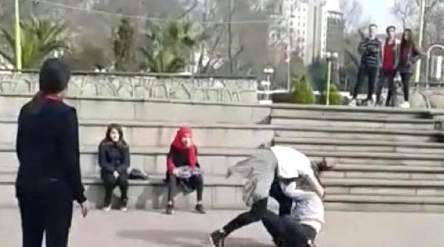 Aynı Erkekten Hoşlanan Liseli Kızlar Birbirine Girdi