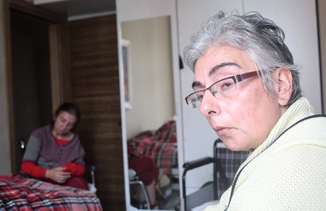 Felçli Annelerine Bakarken Hepsi Yatalak Oldu