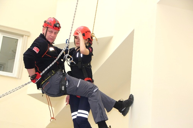 Kurtarma Tatbikatında Yaralı Rolü Yapan Öğrenci Herkesi Şaşırttı