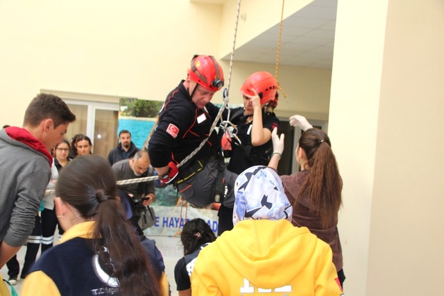 Kurtarma Tatbikatında Yaralı Rolü Yapan Öğrenci Herkesi Şaşırttı