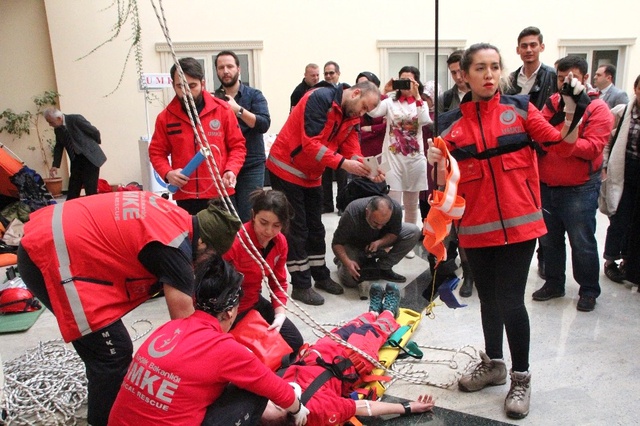 Kurtarma Tatbikatında Yaralı Rolü Yapan Öğrenci Herkesi Şaşırttı