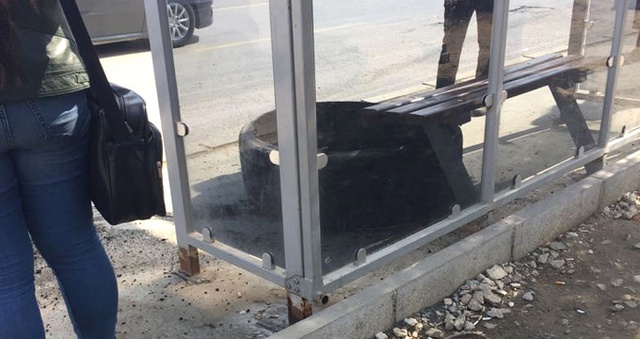 Seyir Halindeki Tankerin Lastiği Otobüs Durağına Fırladı