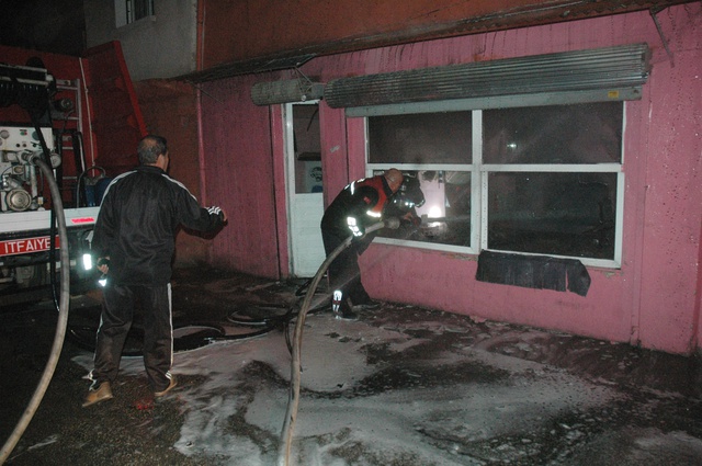 Mahalle Sakinleri, Simit Fırınındaki Yangını Meraklı Gözlerle İzledi