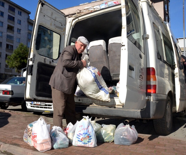 Köyüne Hem Muhtarlık Hem Minibüs Şoförlüğü Yapıyor